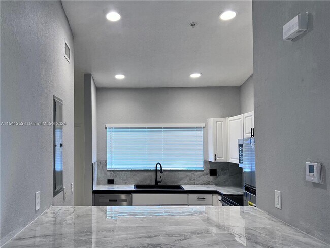 Building Photo - 3898 SW 48th Ave