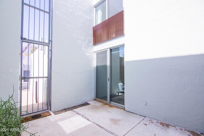 Building Photo - 3261 E Camelback Rd