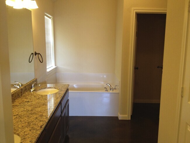 Foto del edificio - 3BR / 2BA Duplex in Hewitt, Texas | Midway...