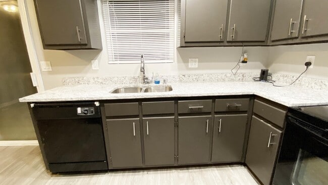 Building Photo - 846 School Rd