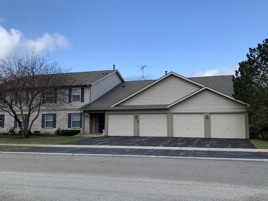 1037 N Village Dr, Round Lake Beach, IL 60073 House Rental in Round