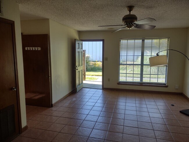 Foto del edificio - 7912 Bles Ave