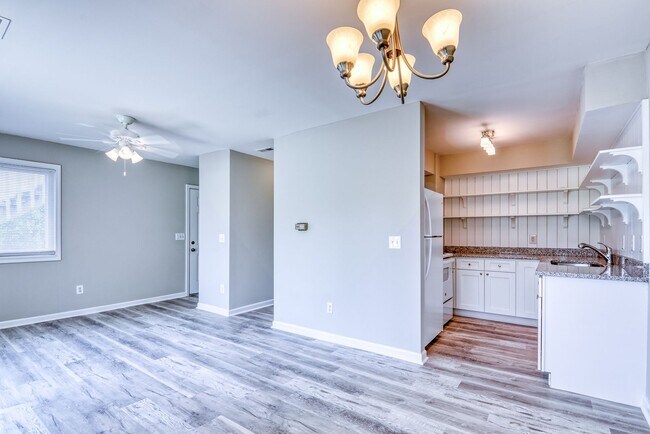 Foto del edificio - 2 bedroom 1 bath condo - Hampstead