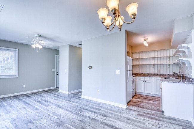 Building Photo - 2 bedroom 1 bath condo - Hampstead