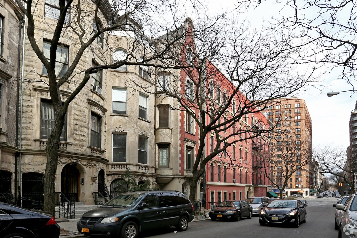 Building Photo - 303 W 107th St