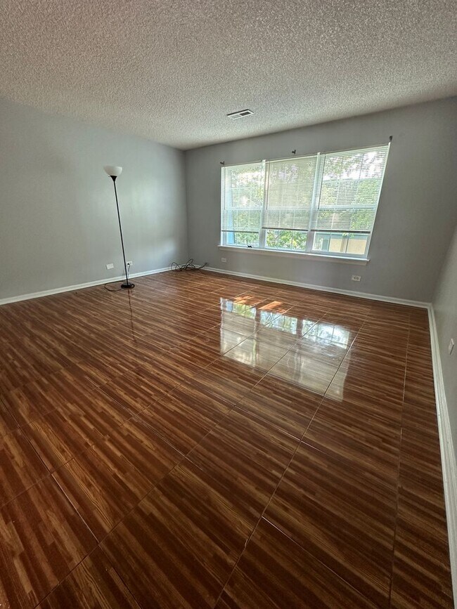 Building Photo - Lovely 3 bedroom 1.5 bathroom Condo