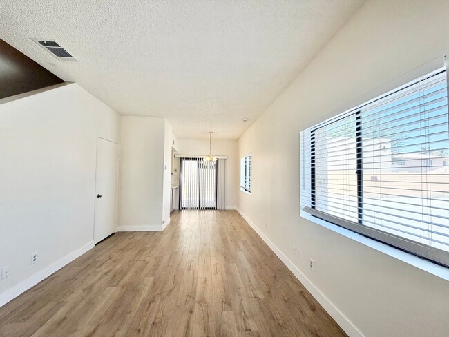 Building Photo - AVAILABLE NOW!! 2 Bedroom 2.5 Bathroom Apartment in Cathedral City!