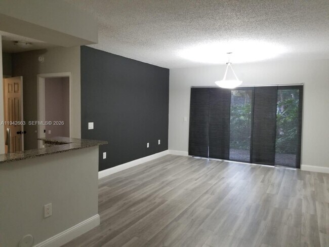 Foto del edificio - 2470 Centergate Dr