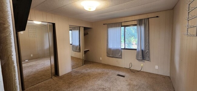 Building Photo - 2 Bed 1 Bath single wide mobile home on just shy of 1/2 acer lot in Lake Stevens $2350.00/mo