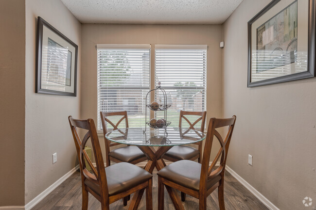 1BR, 1BA - 750 SF Oak - Dining Area - Greentree