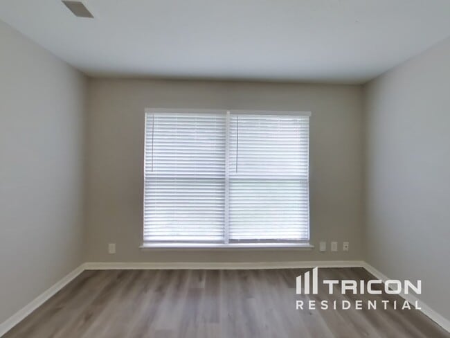 Foto del edificio - 9415 Stones River Dr