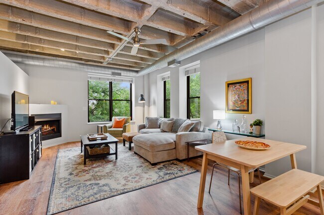 Building Photo - 811 S Lytle St