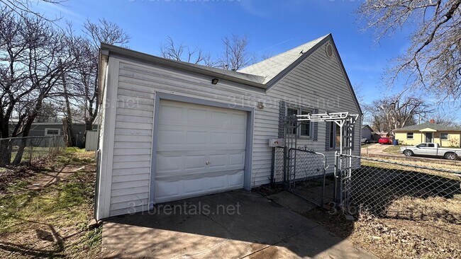 Building Photo - $925 2 bedroom / 1 bathroom - Single Family Home