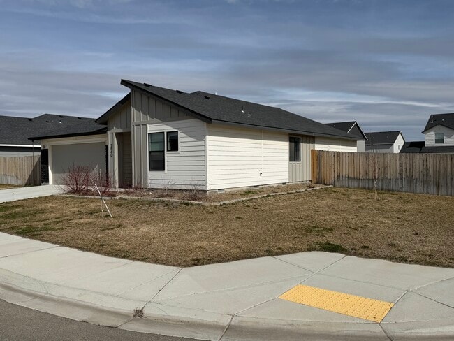 Building Photo - 1840 SW Sparrow Pl