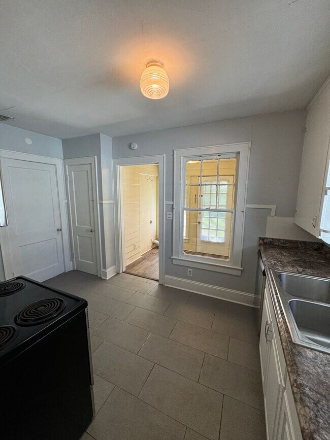 Building Photo - Half off the first Full Month's rent! Supe...