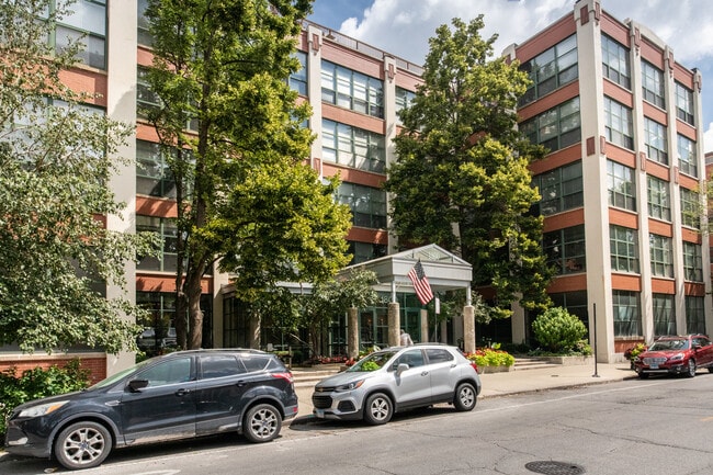 Building Photo - 1800 W Roscoe St