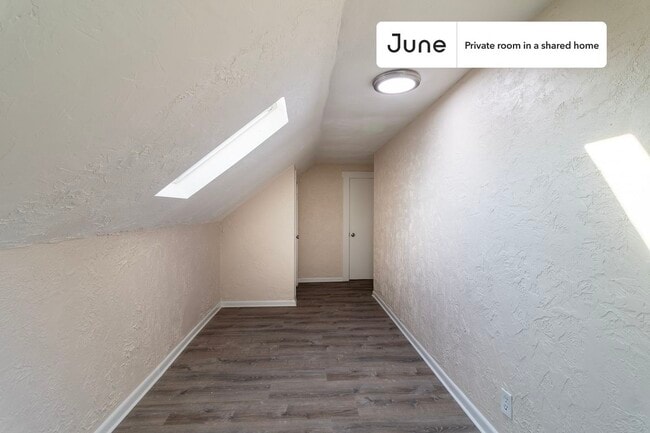 Building Photo - Room in Shared 6 bed/2 bath home