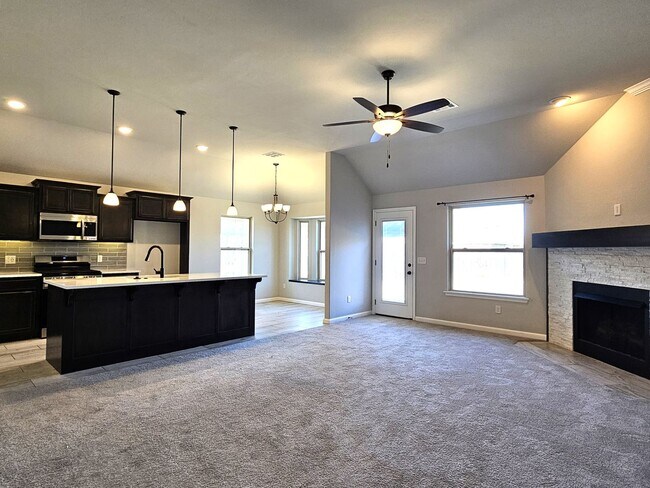 Building Photo - Welcome to this gorgeous 3 bed / 2 bath ho...