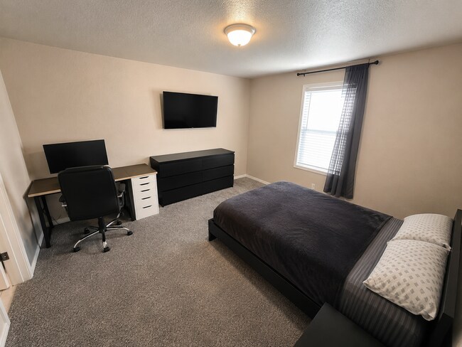 Foto del edificio - Bright Open-Concept Home with Fenced Yard, Double Garage & Community Amenities