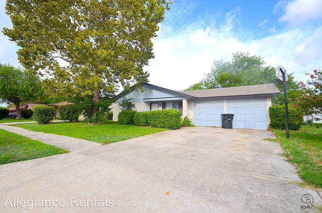 Building Photo - 2305 Daisy Dr