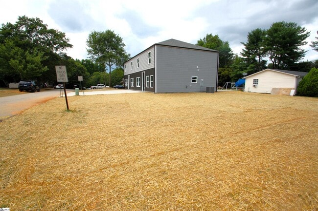 Building Photo - 402 Sierra Rd