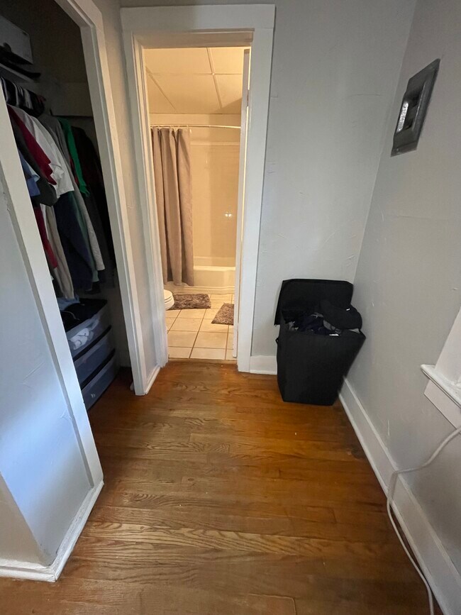 Entrada al baño - 710 Chautauqua Ave