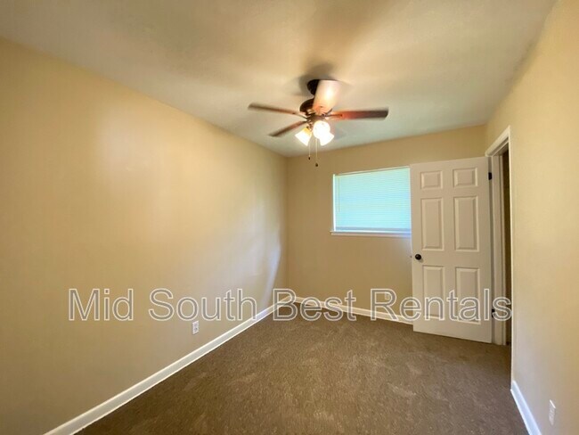 Foto del edificio - 6703 Dove Ln