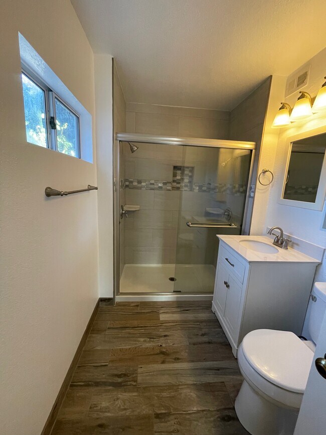 Master bathroom - 1346 Dorcas St