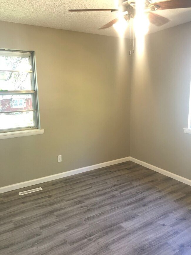 Building Photo - Newly remodeled 2 bedroom duplex in SW Spr...