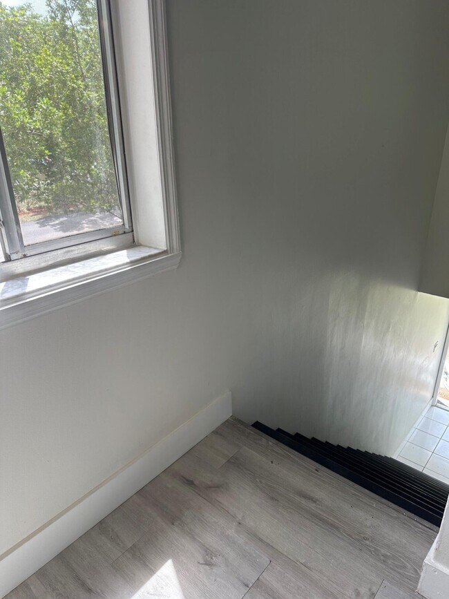 Building Photo - 610 Gardens Dr