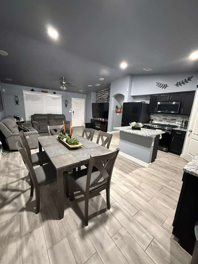 Building Photo - 14233 Escalera Dr