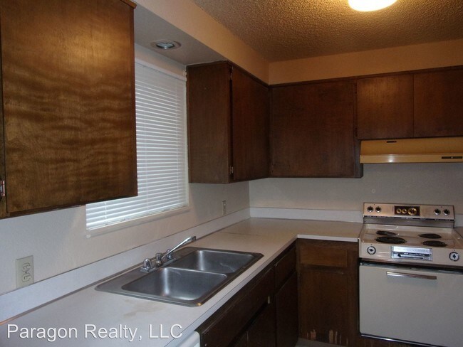Building Photo - 2 br, 1 bath Apartment - 535 NW Oak Ave.