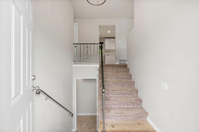 Building Photo - Renovated Tacoma Home with A/C, Huge Den, Bonus Office & Fully Fenced Yard!