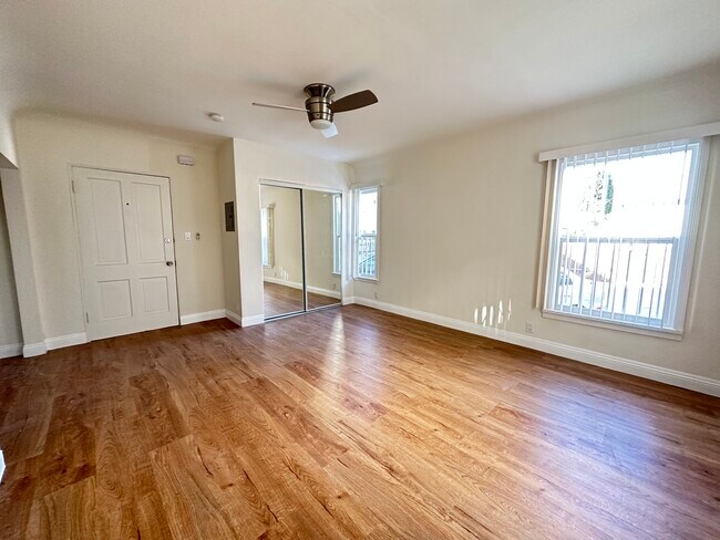 Building Photo - 265 S Manhattan Pl