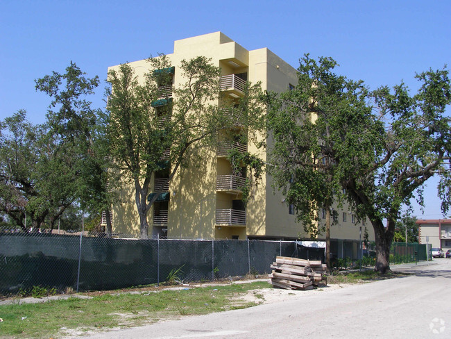 Foto del edificio - Tropical Point Condominium