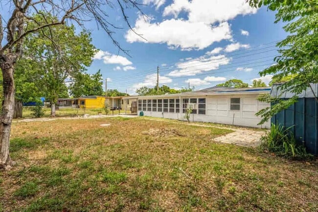 Building Photo - 1204 N Pine Hills Rd