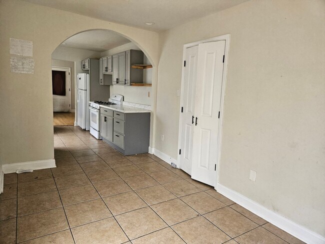 Foto del edificio - 5716 Warrington Dr