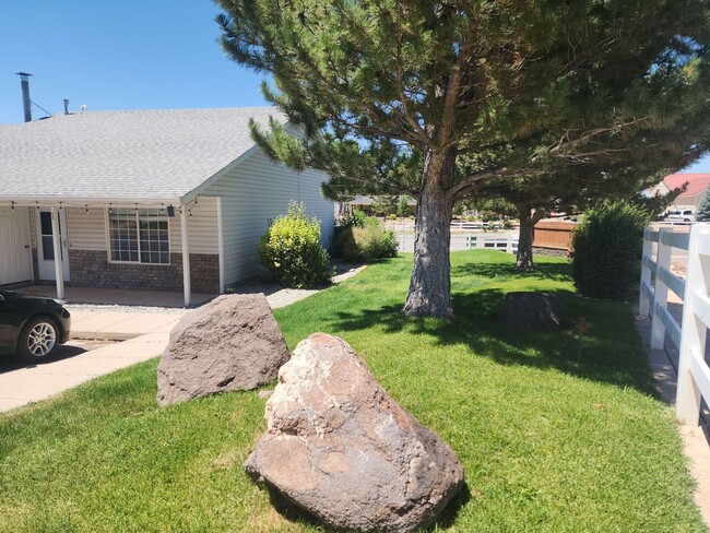 Building Photo - Deer Springs Townhomes