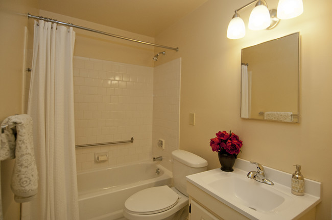 Bathroom - Pikeswood Park Apartments