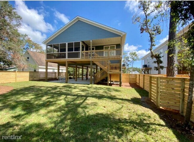 Foto del edificio - 3 br, 2 bath House - 107 NE 38th St