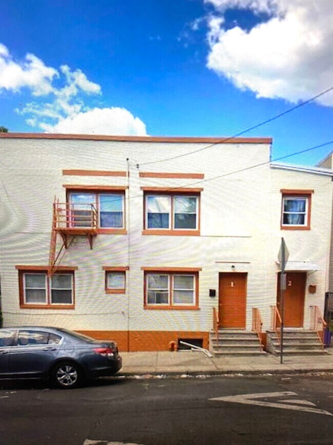 Building Photo - 31-33-33 Tillinghast St