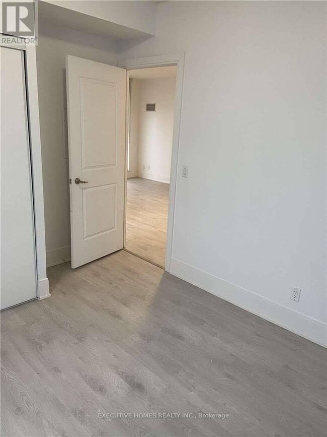 Building Photo - 330 Burnhamthorpe Rd E