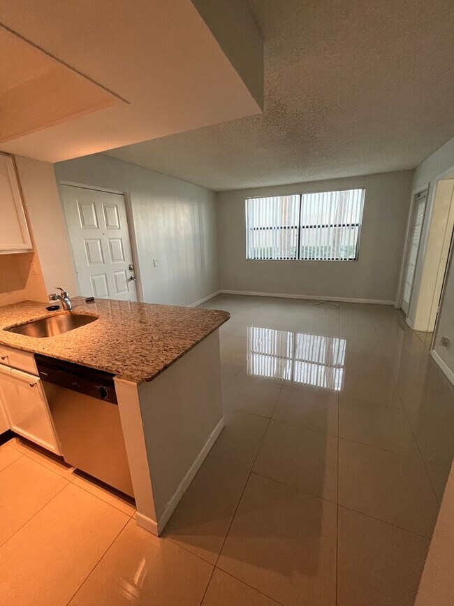Foto del edificio - ONE BEDROOM ONE BATHROOM !! WATERFRONT COM...