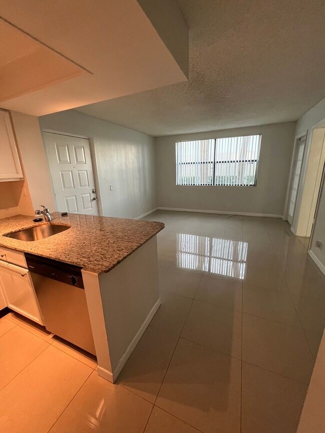 Building Photo - ONE BEDROOM ONE BATHROOM !! WATERFRONT COM...