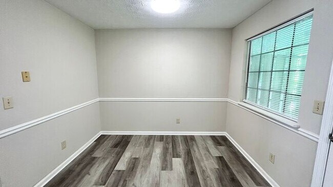 Building Photo - Snellville 2 Bed-2.5 Bath Townhouse, Quiet...