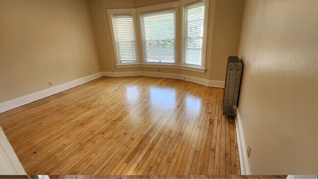 Foto del edificio - 3373 N Oakland Ave