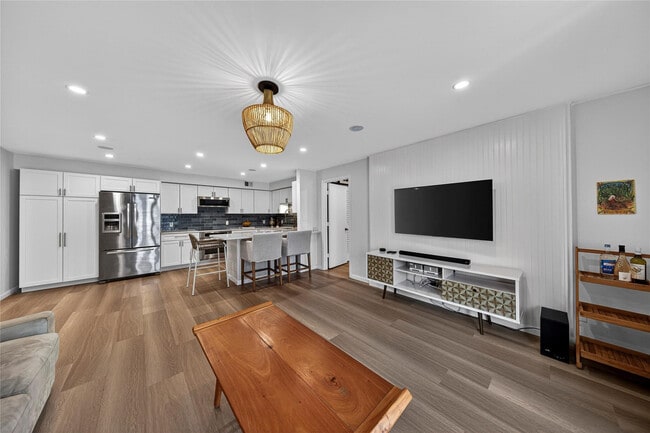 Building Photo - 700 SE 2nd Ave