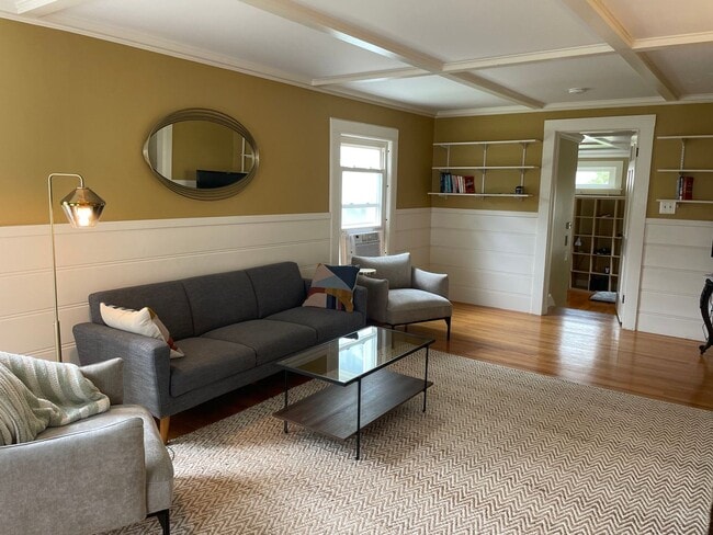 Building Photo - Furnished Colonial Cape rental in centrall...