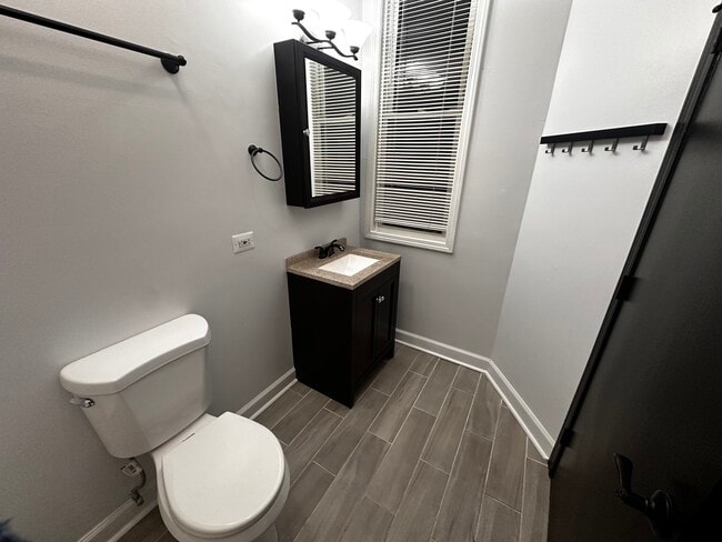 Building Photo - 4759 N Lincoln Ave