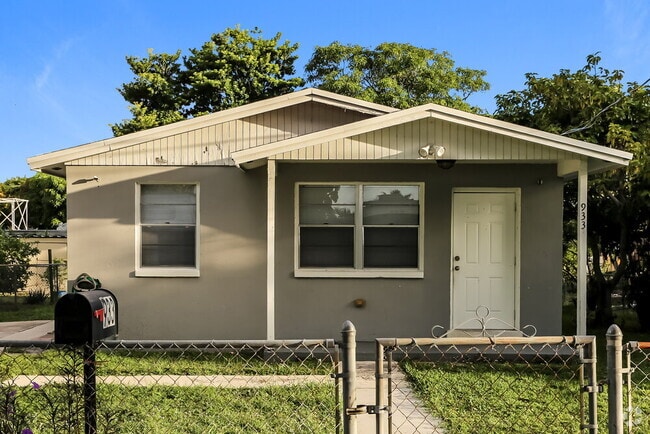 Building Photo - 933 Camellia Rd
